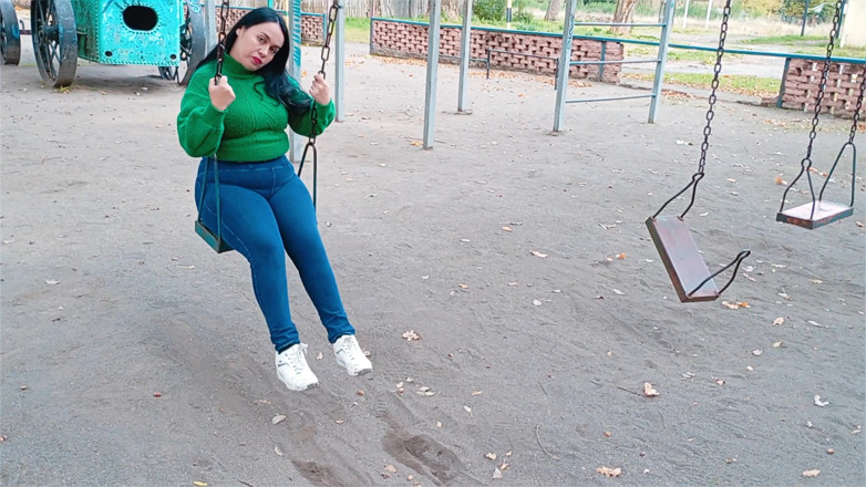 BBW Kelly Mom: ブランコ手伝ってくれる?後ろからもっと強く押して