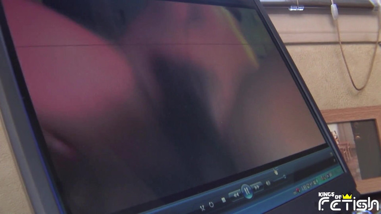 Pure Japanese adult video ( JAV): Japonská MILFka je nadržená a masturbuje při sledování porno filmu