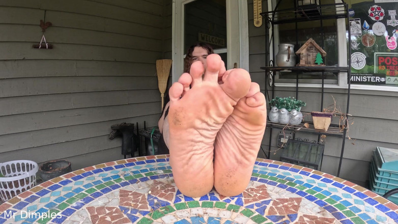Mr Dimples: 我炫耀我肮脏的袜子和脚