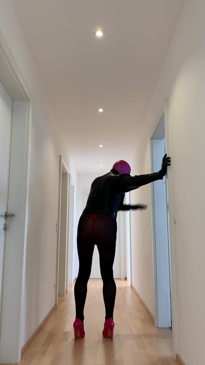 PervyLara: Latexdoll đeo mặt nạ