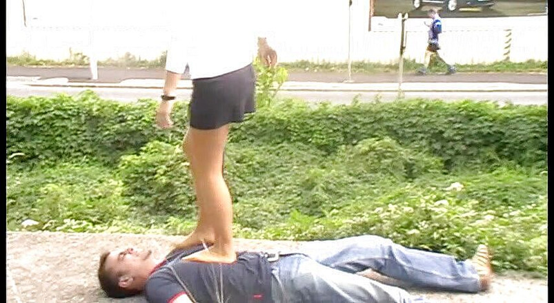 Femdom Austria: Deptanie na zewnątrz