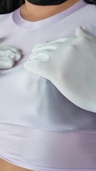 Krásný a sexy průsvitný spandexový top a černá podprsenka se špičatými kozami