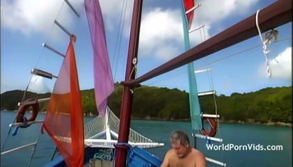 Selected worldwide porn: Duplo trio de penetração com homem jovem e mais velho...