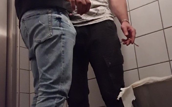 Boyzxy: Foda-se&amp;#039;n Fumaça em um banheiro público
