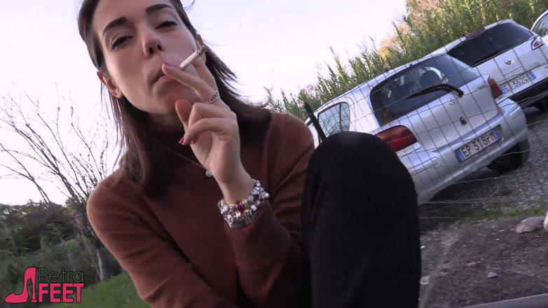 Smokin Fetish: Schönheits-teen im freien rauchen