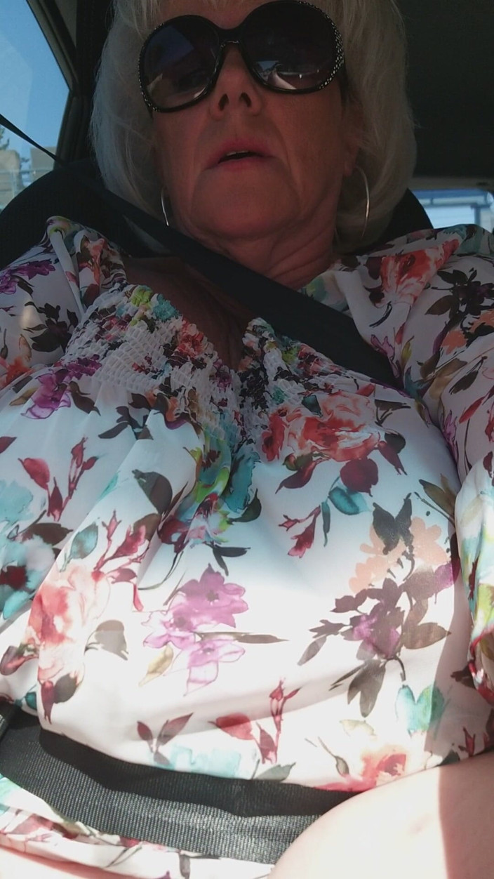 EroticOnlyClips: Madura rubia dedos palpitantes coño en público paseo en coche