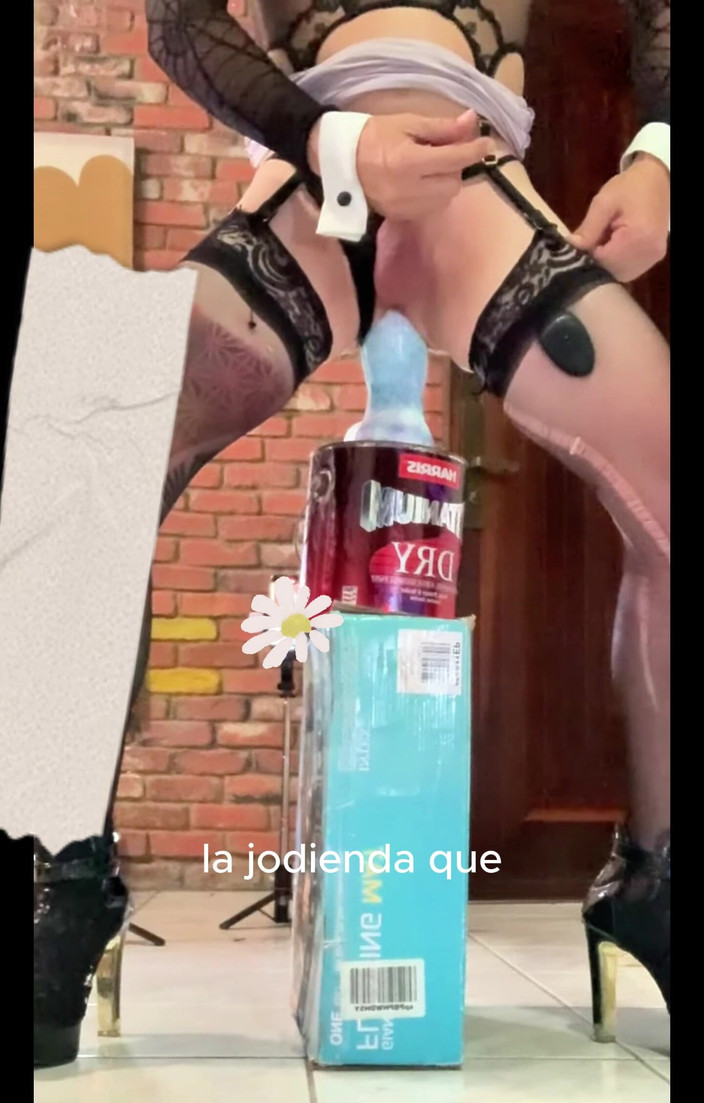 Benito414: Tranny super panas Benito414 menunggang dildo biru besar