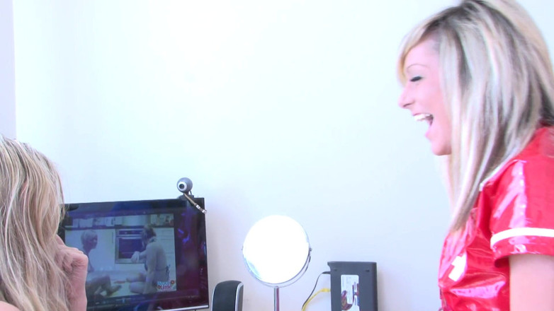 A Lesbian World: Ragazze che guardano il backstage le loro scene sexy e...