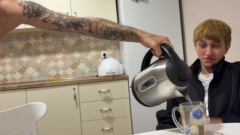 Max Gen: Un amico è venuto, mi ha visto nudo e ha avuto...