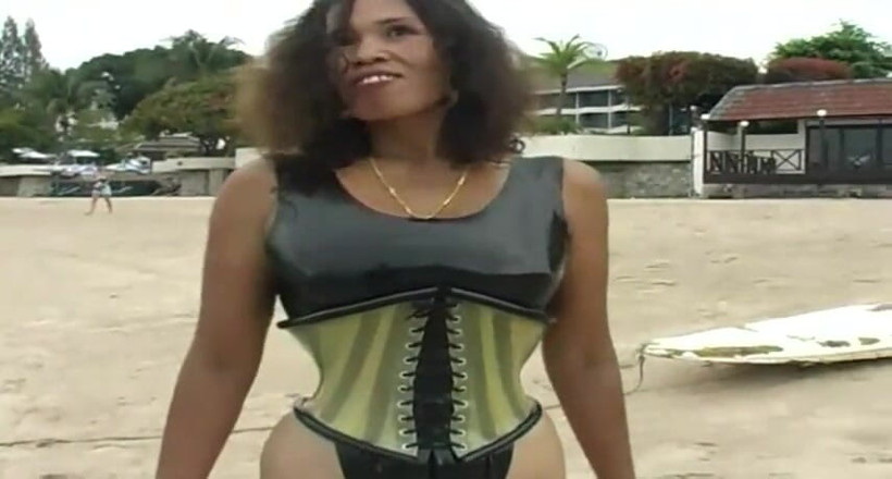 Fetish Desire: 2 seksi latin havuzda ve plajda lateks fetişi sunuyor