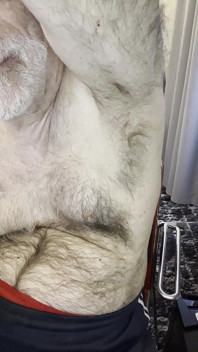 Las axilas peludas del entrenador Karl