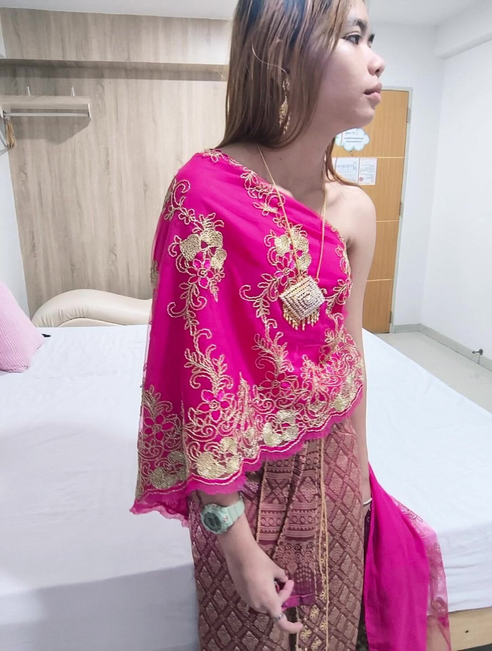 Daralux: Awek Thai dalam pakaian Thai merah jambu