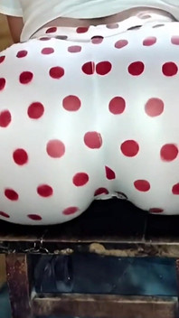 Bingkap putih polka dot punggung