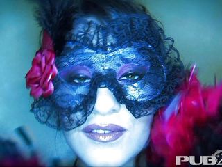 PUBA Solo: Charley लाल और काले फिशनेट पहनती है