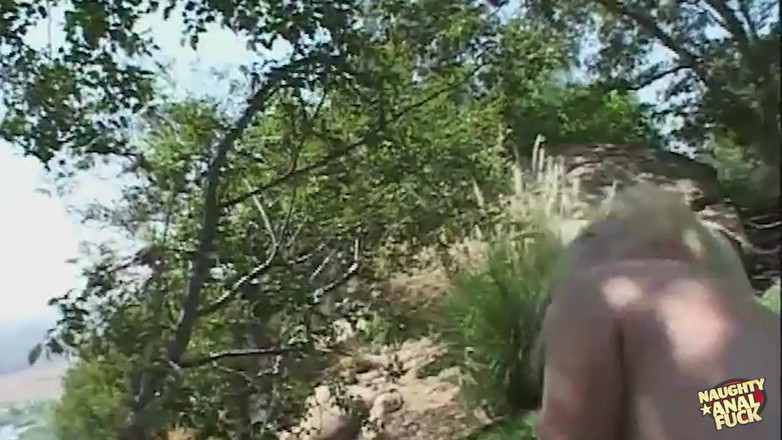 Naughty anal fuck: 艾丽西亚罗兹勇敢地接受肛门狗式户外和狂野的女牛仔骑乘