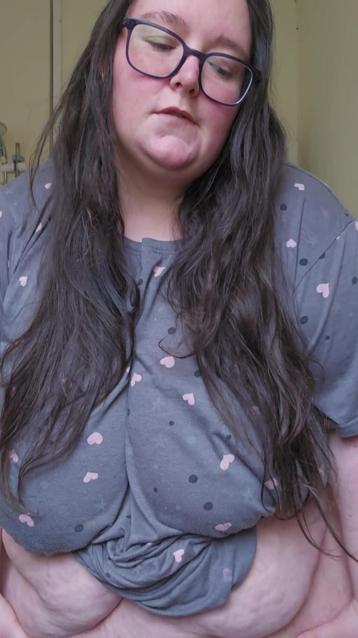SSBBWLadyBrads: Cewek super semok lagi asik bugil di kamar mandi