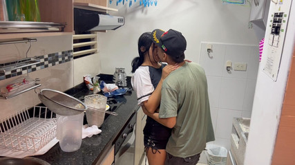 zacymaddy: 내 이복 언니는 그녀의 성에 대해 불안해, 나는 그녀를 발정나게 만들고 부엌에서 그녀를 따먹는다.