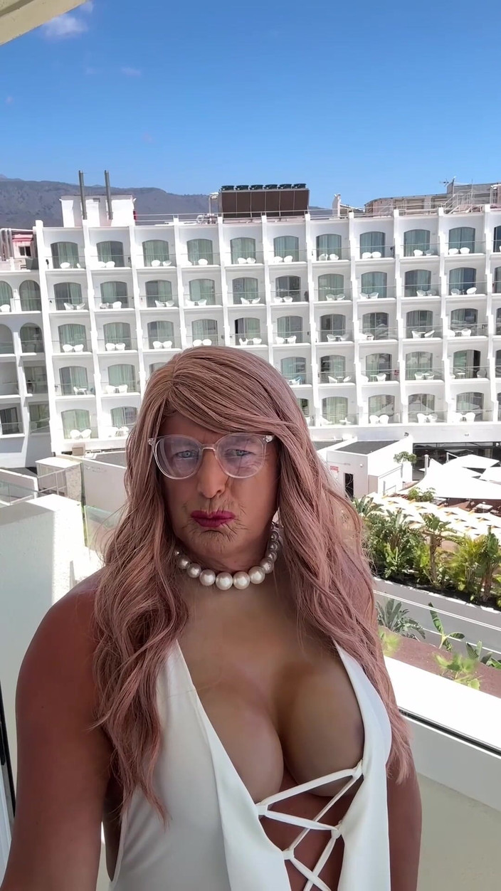 Kellycd2022: La sexy travestita kellycd2022 in abito bianco sexy e tacchi