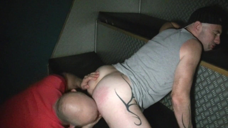 USED BAREBACK BY PORNSTARS HUGE COCK: Von papi in gloryhole und mehr gelutscht