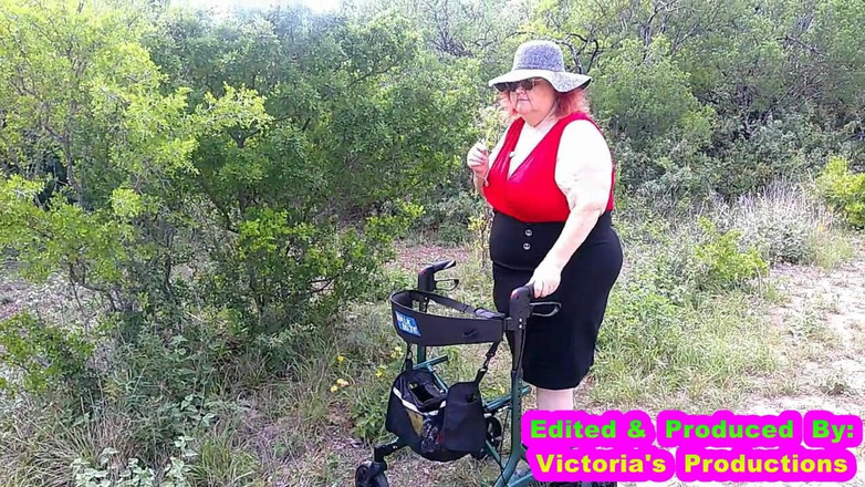 BBW nurse Vicki adventures with friends: Vicki suster seksi ini lagi asik jalan-jalan di taman sambil...