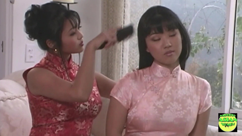 Naughty Asian Women: La ragazza asiatica guarda incredevole mentre riceve due grossi cazzi...