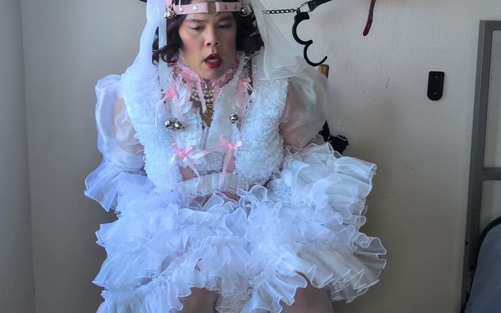 Sissy Candy: बहिन दुल्हन बहुत सारे डिल्डो के साथ खेल रही है
