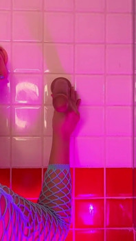 La ladyboy kae si diverte a giocare con le sue caratteristiche ermafrodita in lingerie sexy.