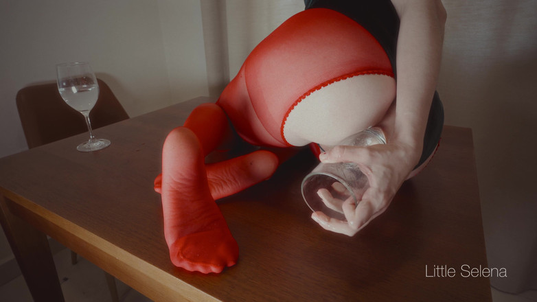 little_selena: Anální fisting v červených punčochách