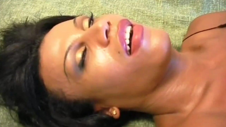 TGIRL ROOM: Sotto Il Vestito Un Cazzo Gigante E Un Culo Rotondo...