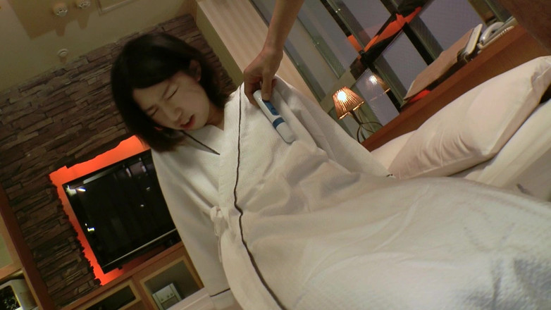 Asian Slit Sluts: Asyalı orta yaşlı seksi kadın binmeden önce vibratörle azdırılıyor
