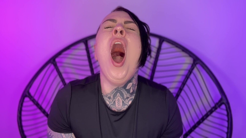 Miss Valentina: Zívání fetiš před spaním