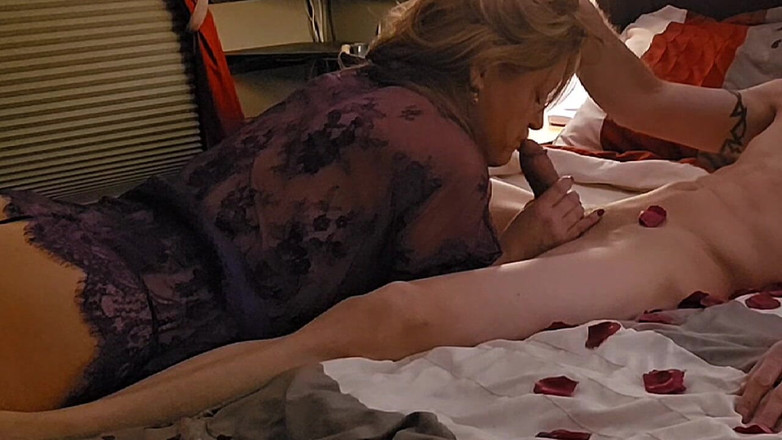 Ladyandme: Sinnlicher und lustiger Schlafzimmer-sex mit der Dame in Lila