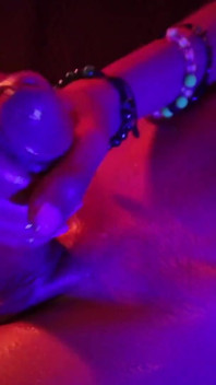Sexy hubená Twink Magic C honí jeho velkého ptáka olejem střílí tlustou nálož spermatu