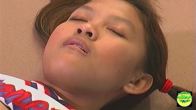 Naughty Asian Women: La dolce cheerleader bella viene sfodata da un ragazzo più...