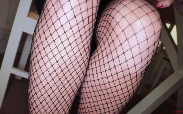 Glamour Bunnies: Lily James - Stygg kontorssekreterare Striptease