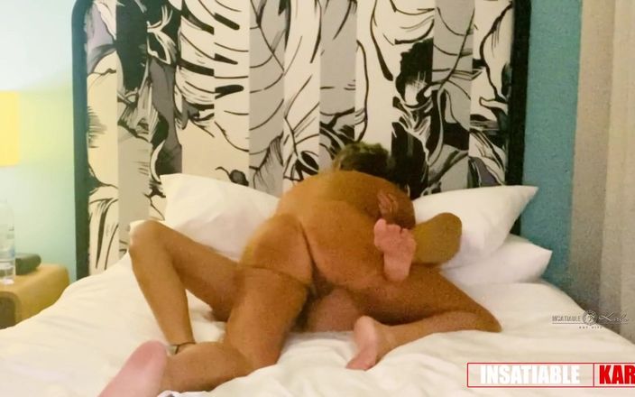 Insatiable Karla Swingerville: 性感的lil minx好好地舔我的阴户