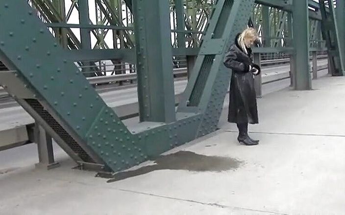 Femdom Austria: Pissing on the bridge