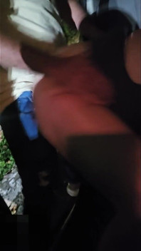 Yaptığına inanılır gibi değil. Yaramaz ateşli evli kadın yaraklı erkekle sikişiyor