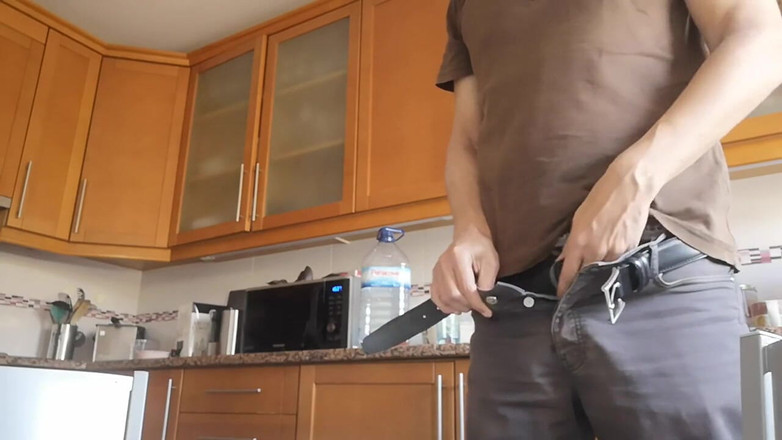 Rafael Torreano: キッチンでの脱ぎとオナニー