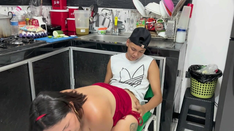 karencita: Üvey kız kardeşimin evde yalnız olduğunu görmek için amını sikiyorum