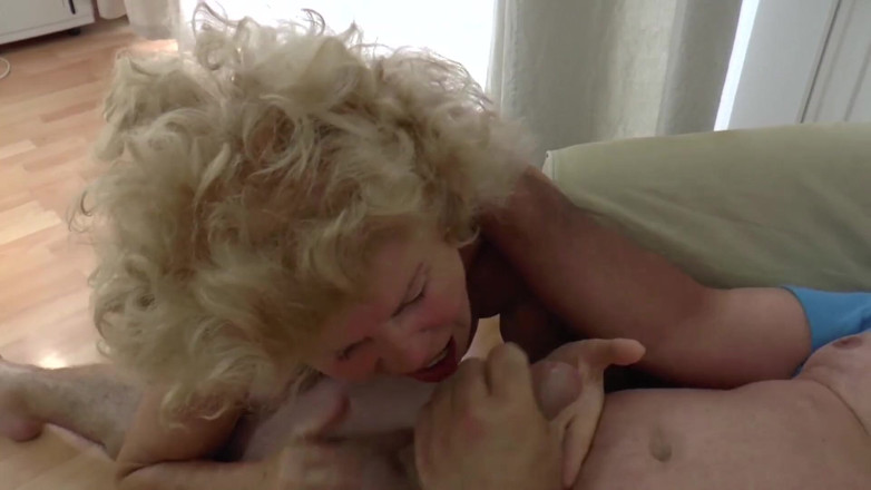 Mature Climax - 100% Mature Videos: Un tip excitat o fute tare pe bunicuță