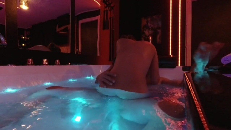 Private Sex Games: Er fickt mich im whirlpool. Er kommt auf meine brüste...