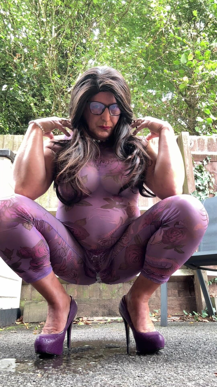 Kellycd2022: Сексуальный кроссдрессер Kellycd2022 в фиолетовом комбинезоне и на каблуках на улице