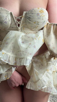 Atemberaubend in meinem kleid: eine sexy enthülle
