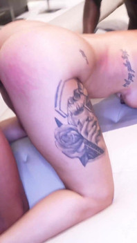 Baddie si cewek nakal rambut cokelat dengan kepala botak didobel penetrasi