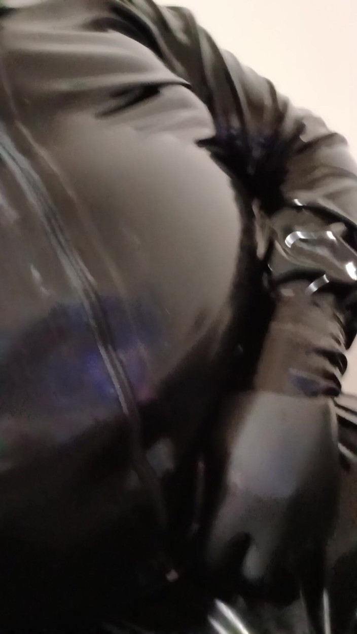 Latex Boy: Isreali gasmask lateks eşofman boşalması