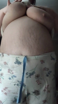 BBW กระโดดกระดอนหัวนมยักษ์ขึ้นลง