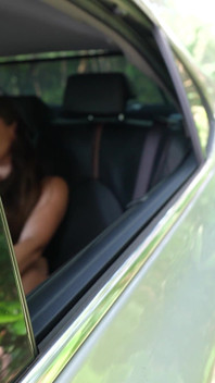 Diepe pijpbeurt in de auto terwijl niemand kijkt! Risicovol, pov, klaarkomen van tietenbeurt