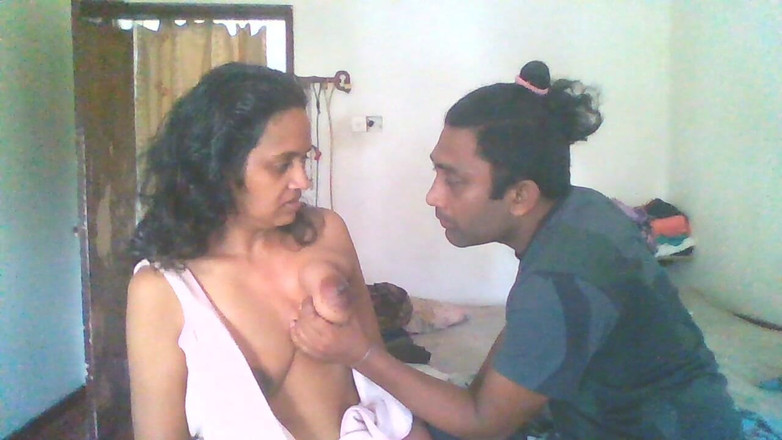 Tina Baby: अंकल चुपके से पकड़े गए, सौतेली बेटी के स्नान के लिए