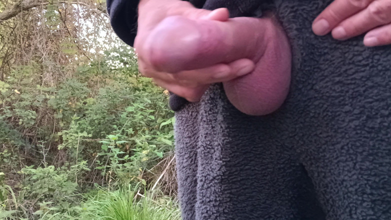 Rockardglans: Éjaculation gémissante et squirteuse dans les bois avec un onesie